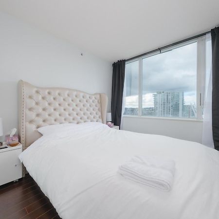 Central 1-Bedroom Apartment With Pool, Jacuzzi & Sauna Ванкувер Екстер'єр фото