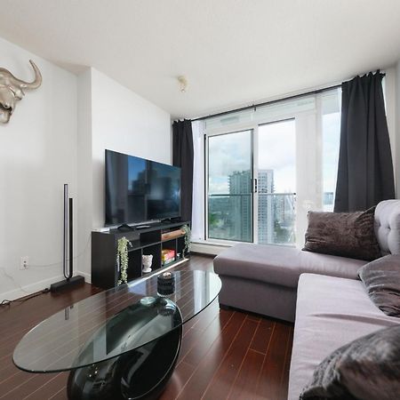 Central 1-Bedroom Apartment With Pool, Jacuzzi & Sauna Ванкувер Екстер'єр фото