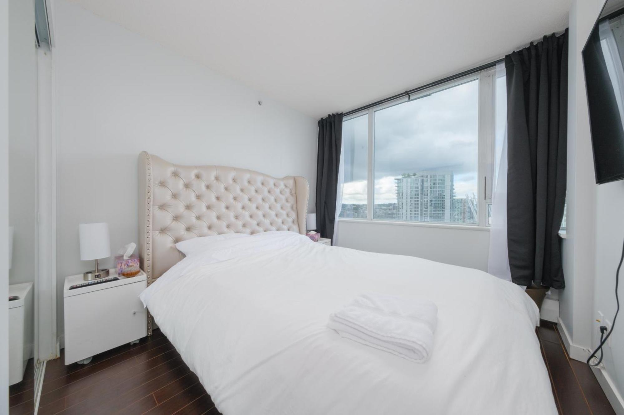 Central 1-Bedroom Apartment With Pool, Jacuzzi & Sauna Ванкувер Екстер'єр фото