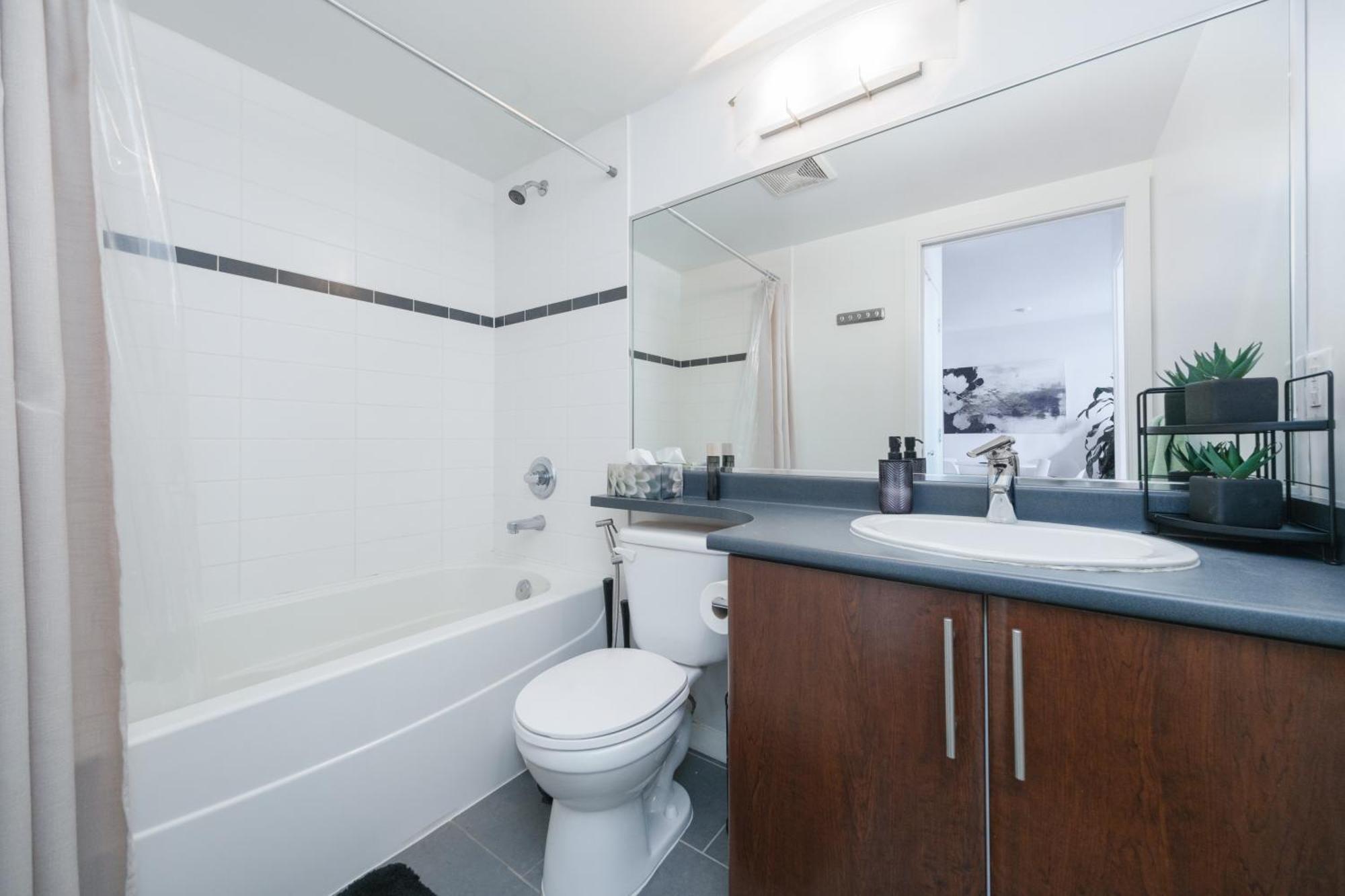 Central 1-Bedroom Apartment With Pool, Jacuzzi & Sauna Ванкувер Екстер'єр фото