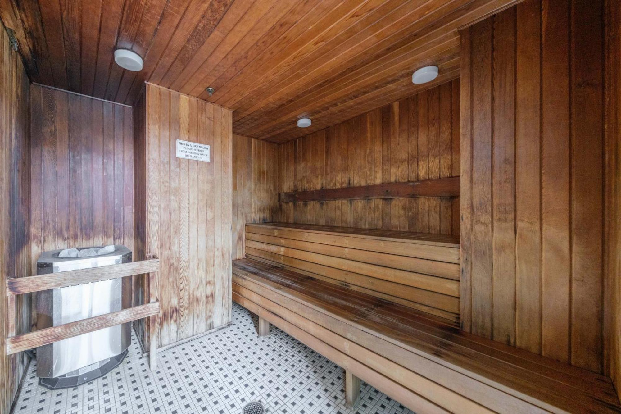 Central 1-Bedroom Apartment With Pool, Jacuzzi & Sauna Ванкувер Екстер'єр фото