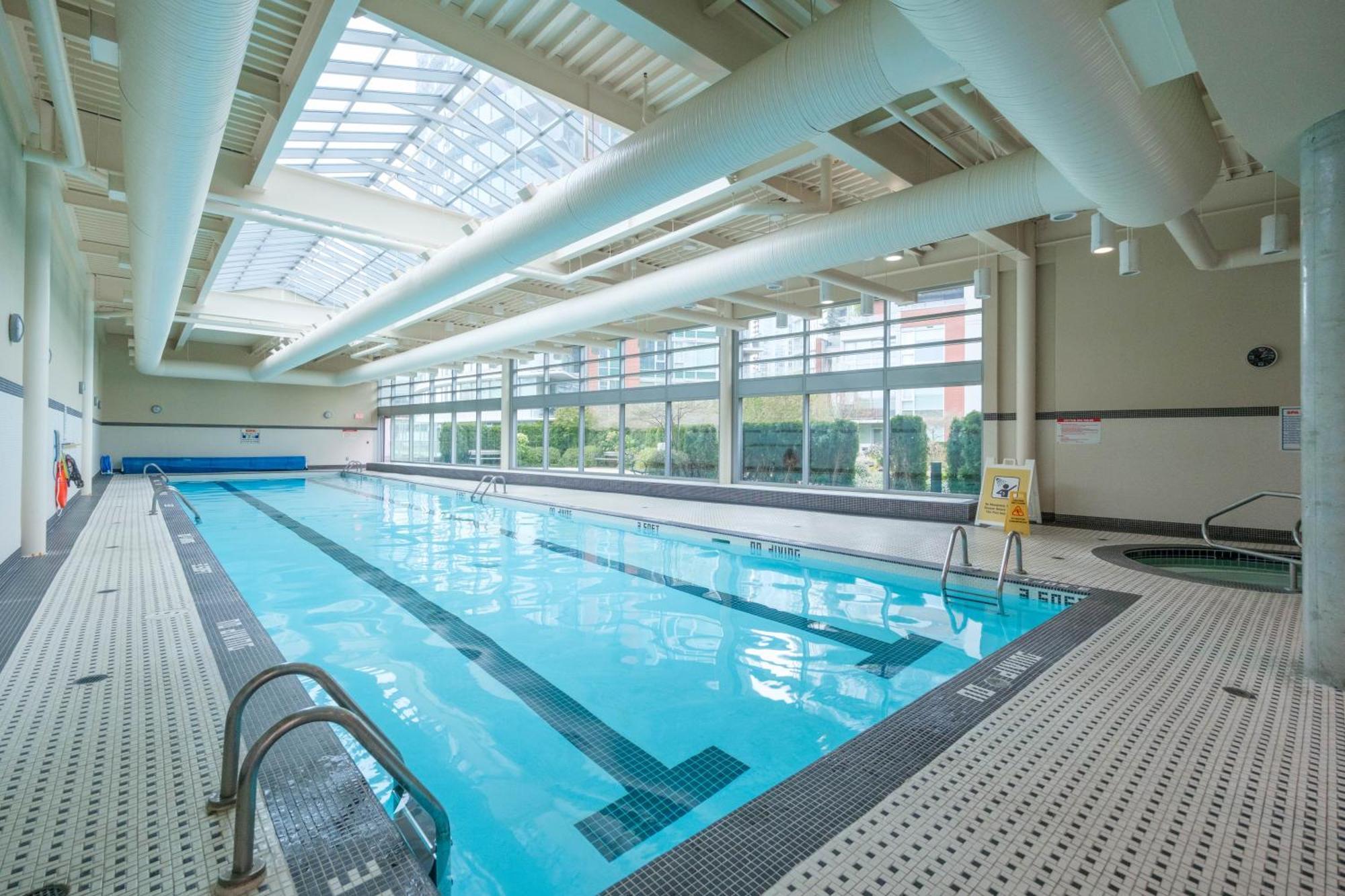 Central 1-Bedroom Apartment With Pool, Jacuzzi & Sauna Ванкувер Екстер'єр фото